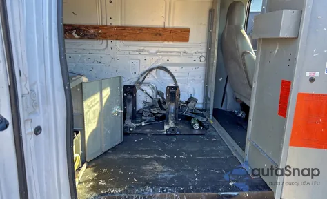 2010 Ford Econoline E250 Van z USA, uszkodzony, nr VIN 1FTNE2EL4ADA60332